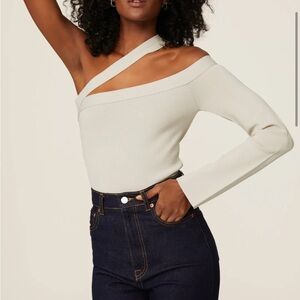 Gauge81 Xavia Top Cream One-Shoulder Long Sleeve Top